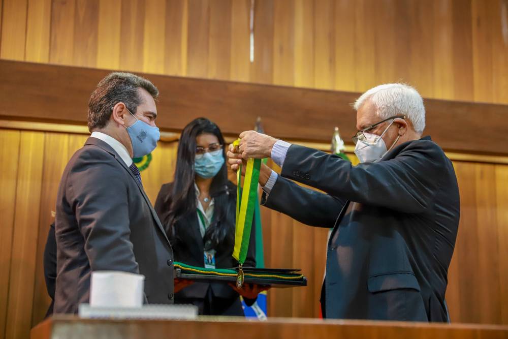 Presidente da Alepi, Themístocles Filho, entrega a medalha ao neurologista